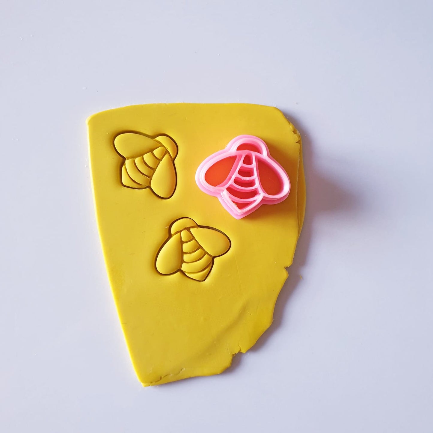 EMBOSSING CUTTER 40 - POLYMER CLAY CUTTERS - BEE